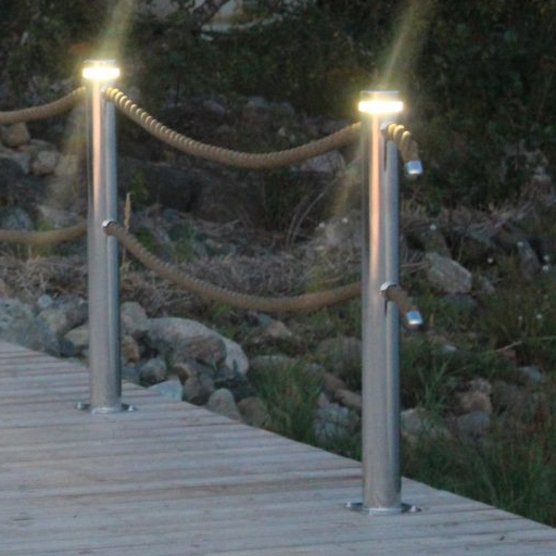 Edelstahl-Absperrpfosten mit Seilführung / 89mm mit LED Beleuchtung Edelstahl-Absperrpfosten mit Seilführung / 89mm mit LED Beleuchtung