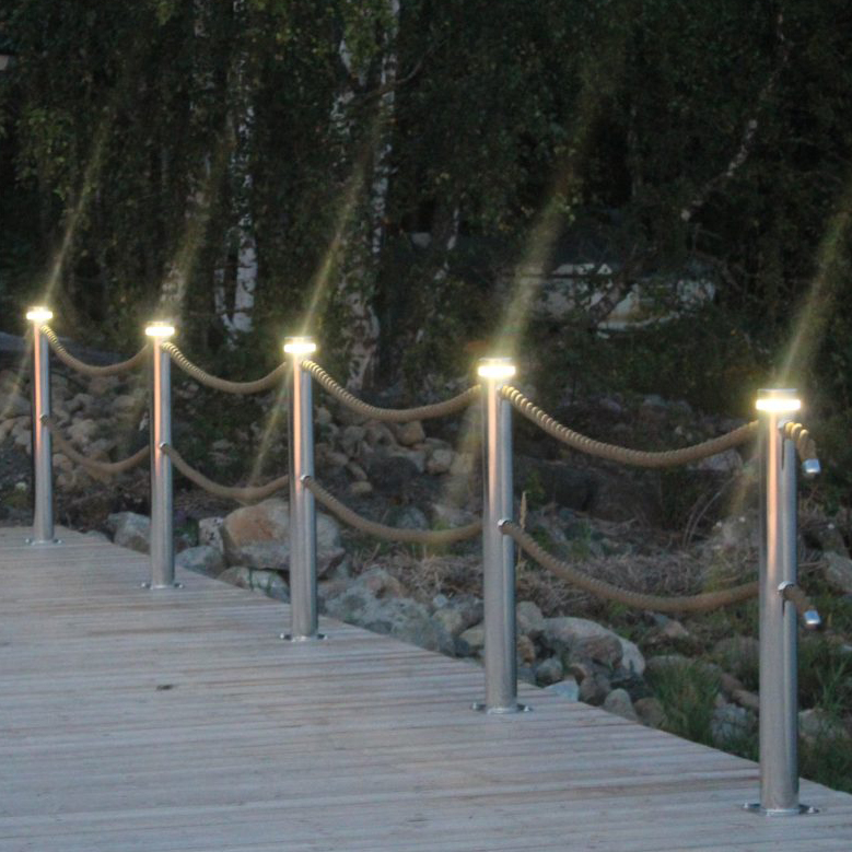Edelstahl-Absperrpfosten mit Seilführung / 89mm mit LED Beleuchtung Edelstahl-Absperrpfosten mit Seilführung / 89mm mit LED Beleuchtung